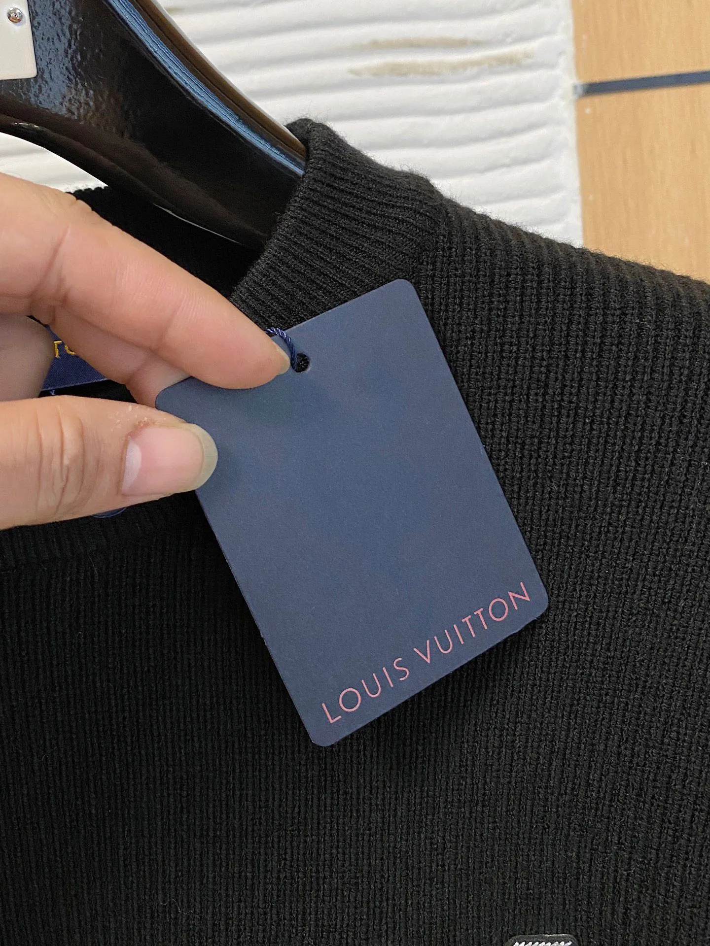 🅿️420 【LV Louis Vuitton】Autumn and winter classic round neck pullover sweater, in full condition! ! ! Wool blended fabric, the latest model in 2025, golden ratio! ! Slim-fitting soft gold, versatile and practical item, the combination and practicality are extremely powerful, simple and elegant, and classy! To create your own style, it is highly recommended to buy it in two colors. The standard slim fit tailoring process is suitable for both young and old men. It is knitted from wool and will not cause any discomfort! While keeping warm, it is stylish, textured and wearable, and the classic logo with contrasting colors on the chest feels in place! ! Recommended for regular customers! ! Size M-3XL (maximum wear: 190 pounds)